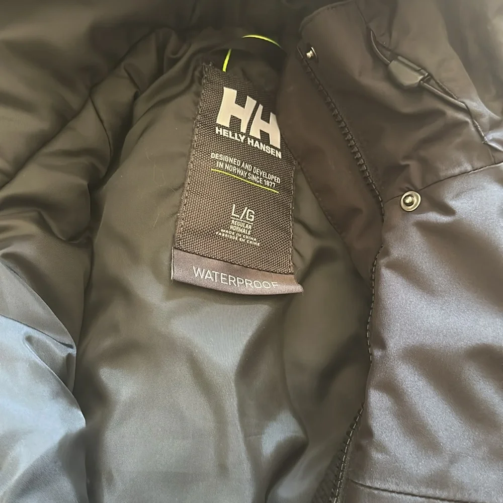 Women’s Helly Hansen coat - Picture 2 of 3